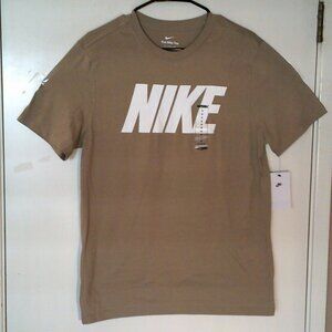 NEW NIKE SPORTSWEAR "Letter Logo Tee" MEN'S KHAKI WHITE T-SHIRT MED DX1981-247